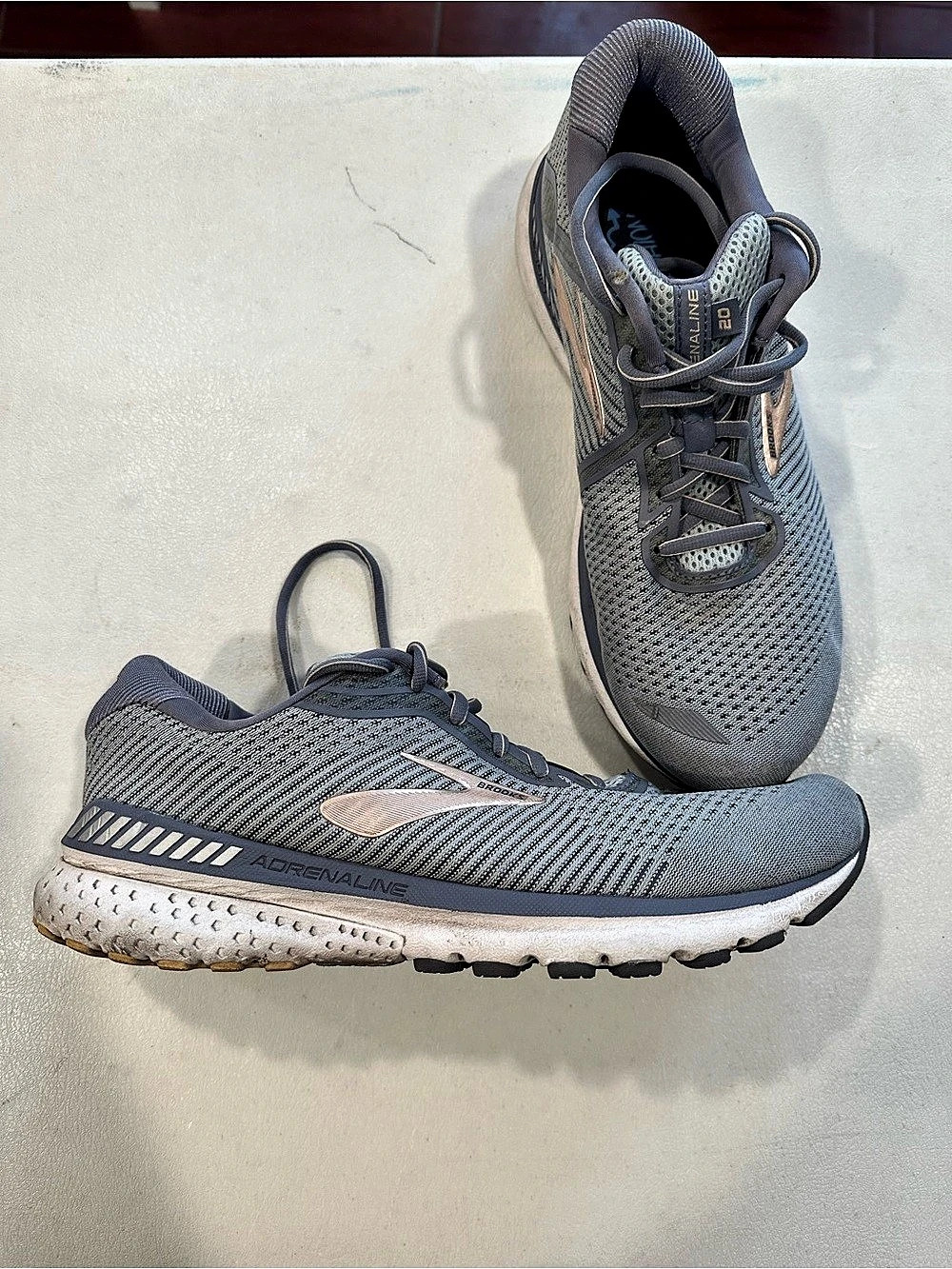 Brooks Adrenaline G20 Women's Athletic Shoes US 11.5 D Gray & Pink
